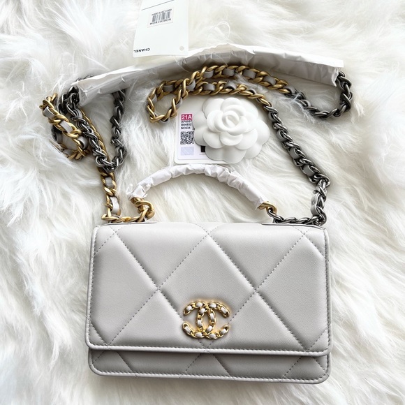 CHANEL Handbags - Chanel | 21A Dove Grey Wallet on Chain - BN